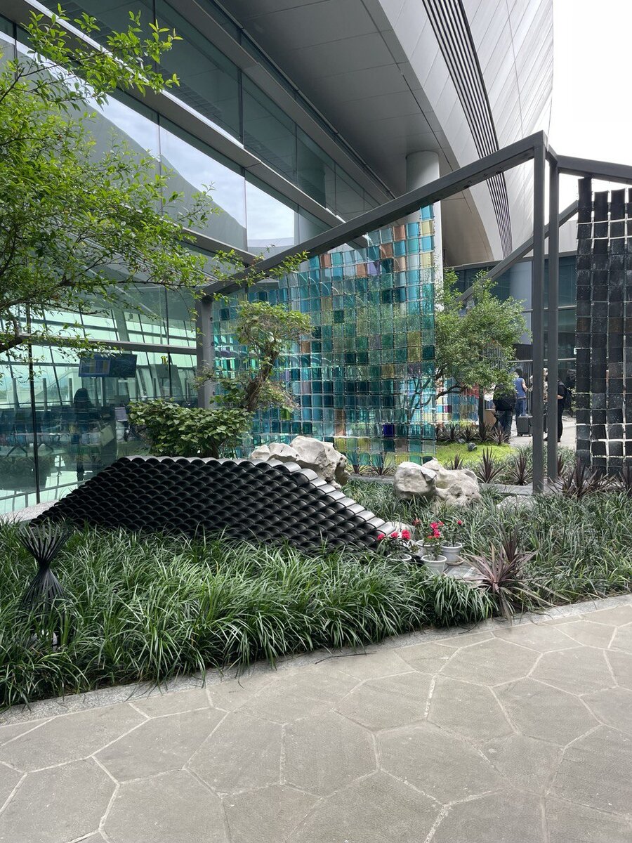 Зелёная зона под открытым небом в аэропорту Чэнду. Там же находится место для курения.