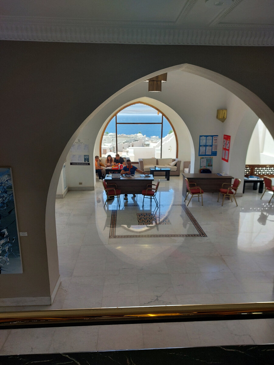 Вид на море и отель с ресепшн