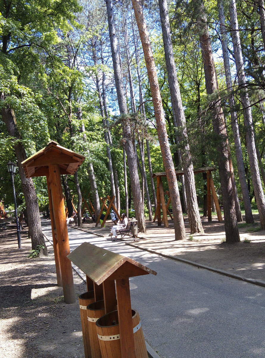  В нижней части Курортного парка в Кисловодске, недалеко от Цветочного календаря и памятника А, С.-2