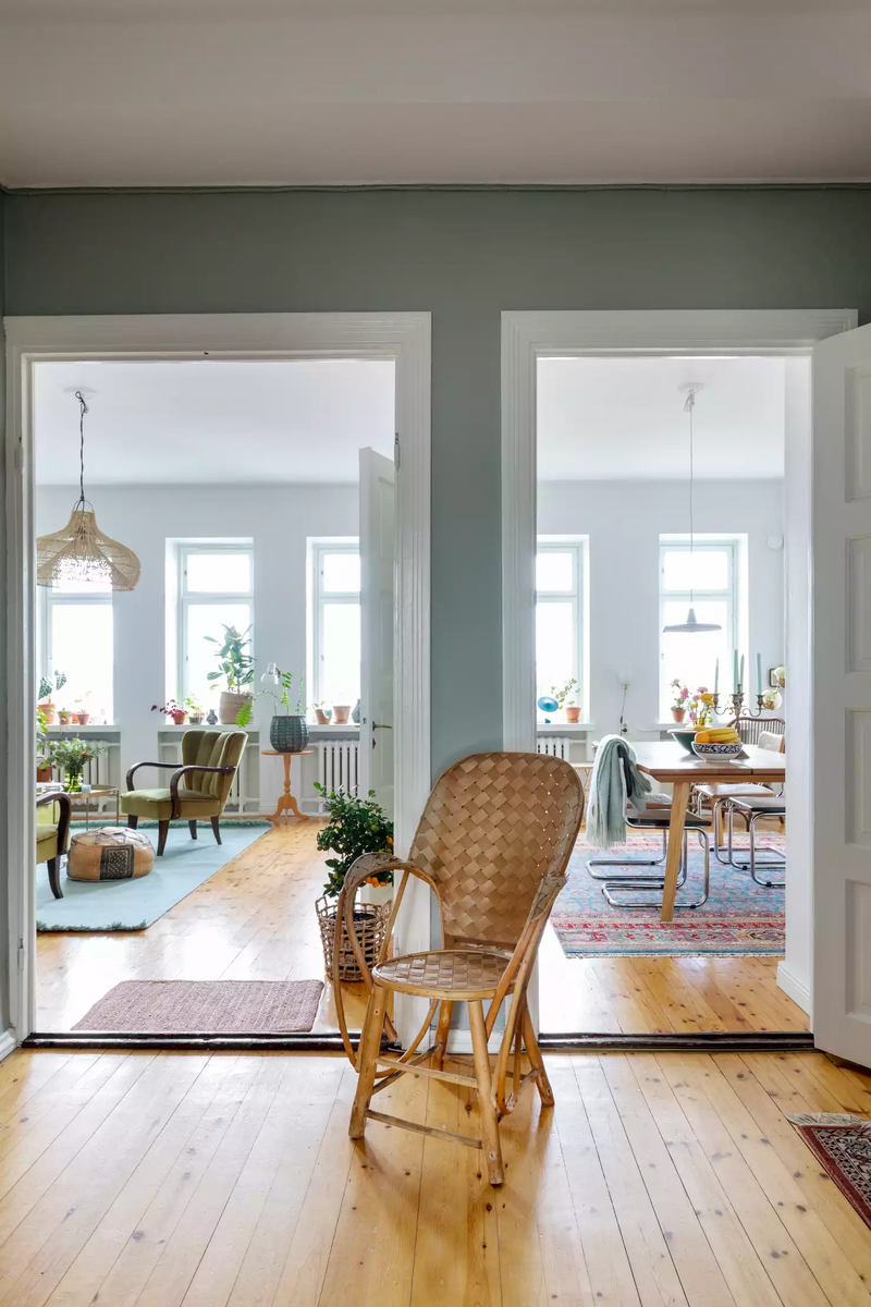 Площадь квартиры — 80 квадратов. Из просторной прихожей открывается вид на гостиную и кухню-столовую. Плюс есть еще спальня