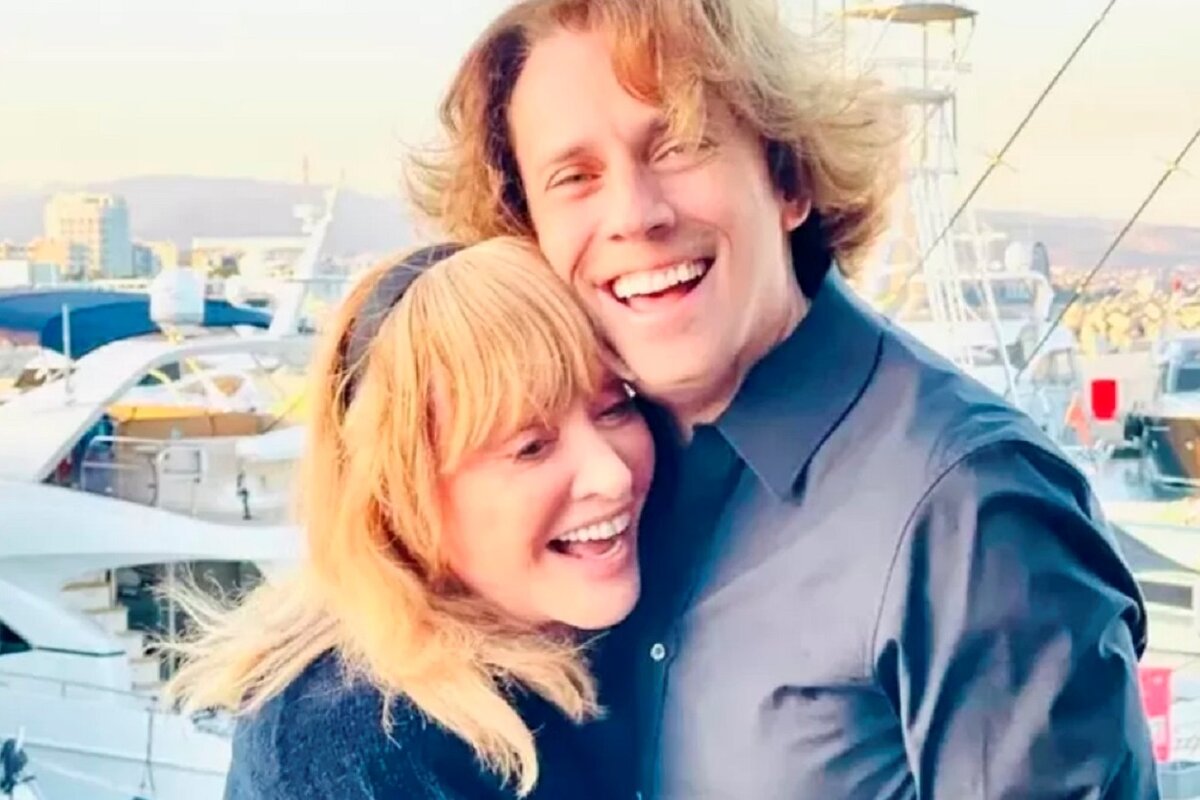 Алла Пугачева и Максим Галкин (признан в РФ физлицом-иностранным агентом в 2022 году) отдыхают на пирсе. Фото: социальные сети.