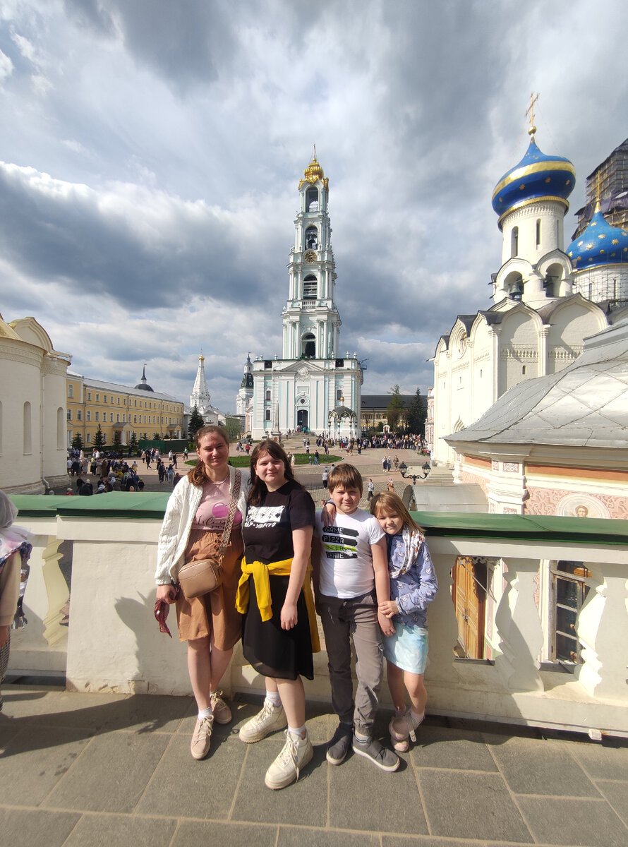 Чтобы сделать здесь фото пришлось отстоять небольшую очередь. Очереди здесь были везде. 