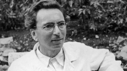 Виктор Эмиль Франкл (26 марта 1905 — 2 сентября 1997) — австрийский психиатр, психолог, философ и невролог, бывший узник нацистского концентрационного лагеря.