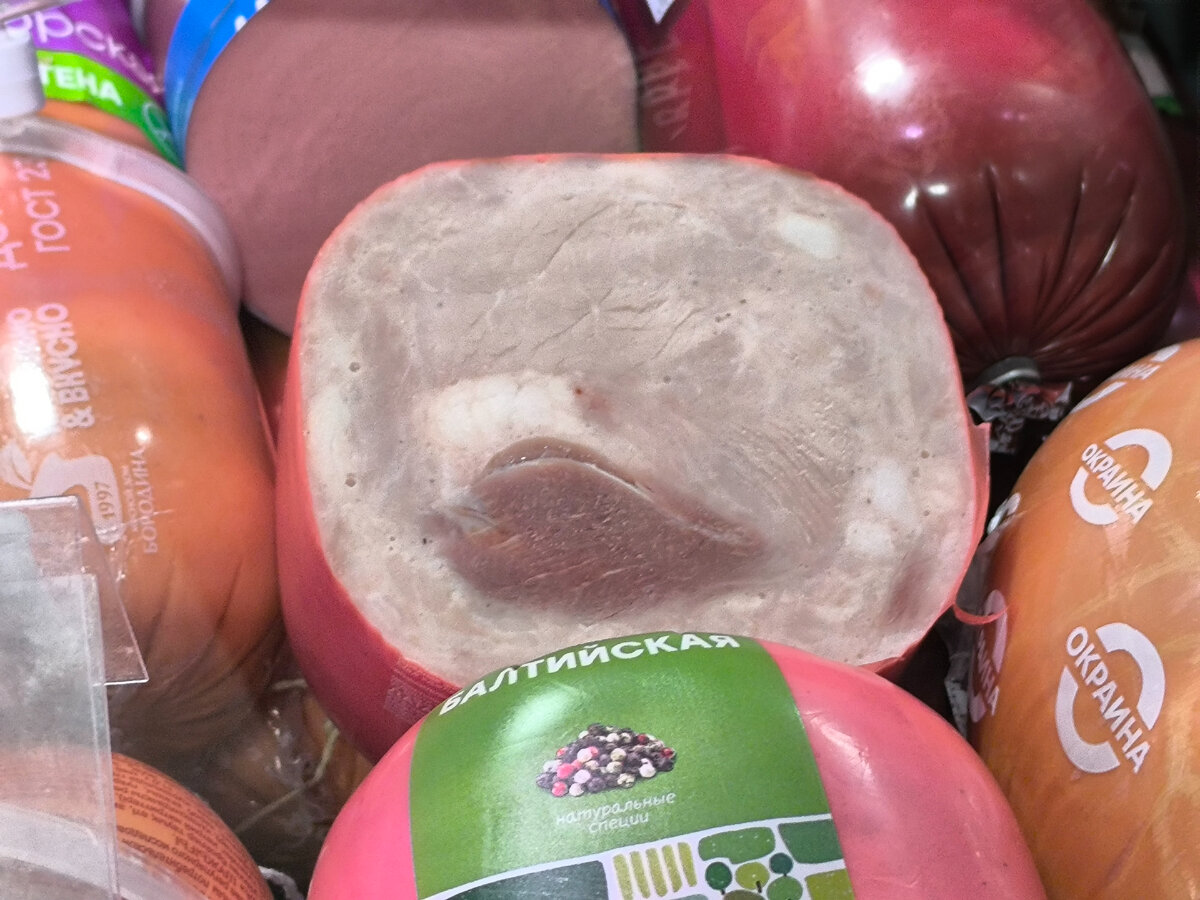 Такое чудо в холодильнике дома не увидишь, но в перекрёстке можно. Еще чуть-чуть и будет уже даже не полусухая, а сухая колбаса