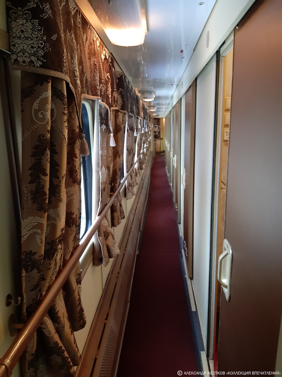 Проходя по вагонам к ресторану