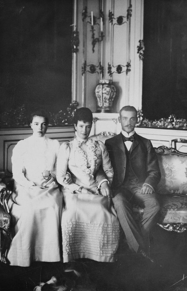 Императрица Мария Федоровна с детьми, Великим Князем Михаилом Александровичем и Великой Княжной Ольгой Александровной