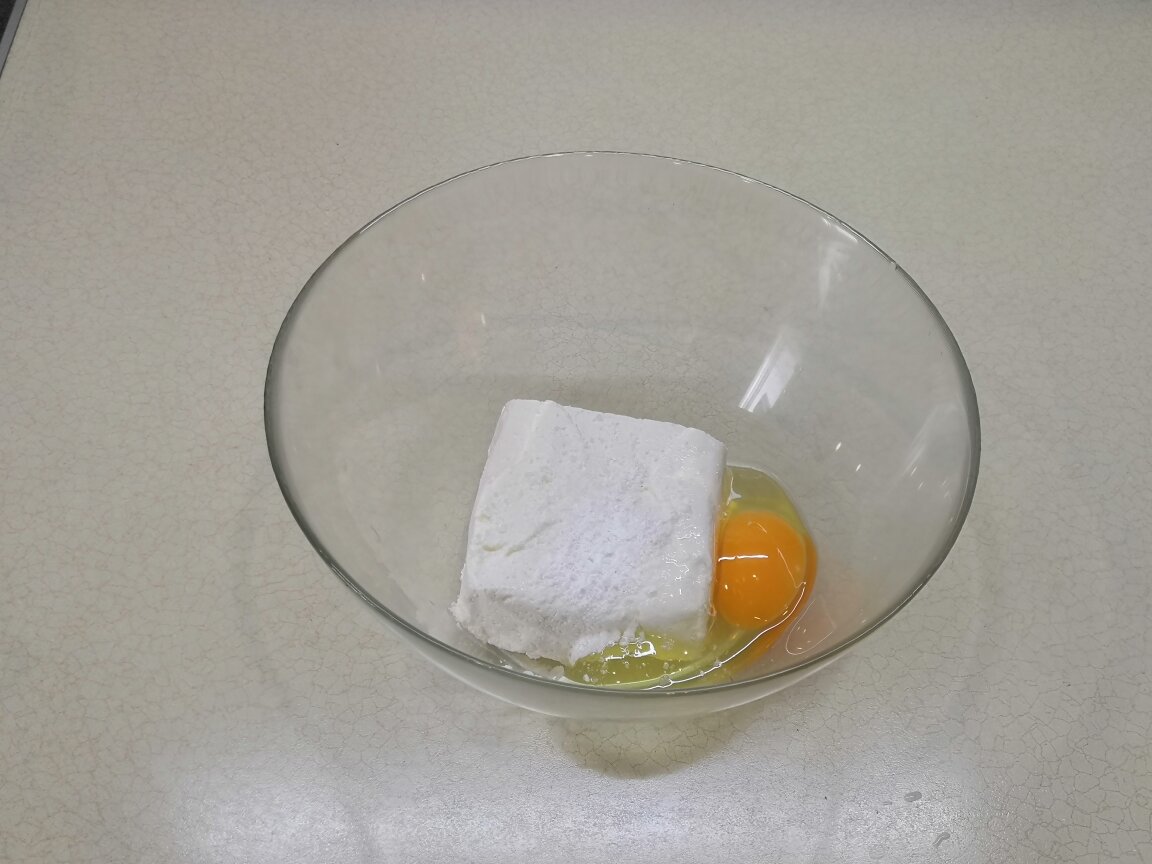  КБЖУ на 100 гр: 194.4/14/7.7/17.3 Ингредиенты:  начинка: 1. Сначала готовлю тесто. Творог, яйцо, разрыхлитель и немного соли до однородности перемешиваю вилкой. Затем добавляю муку.-2