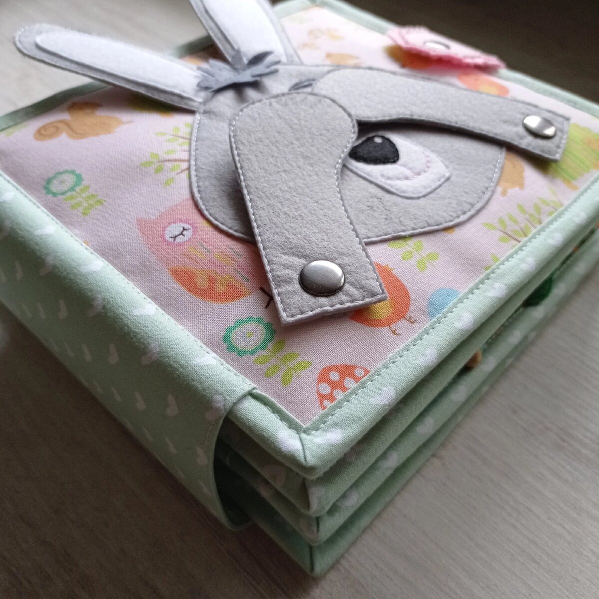 Лапки у зайчика двигаются - можно поиграть в прятки )))