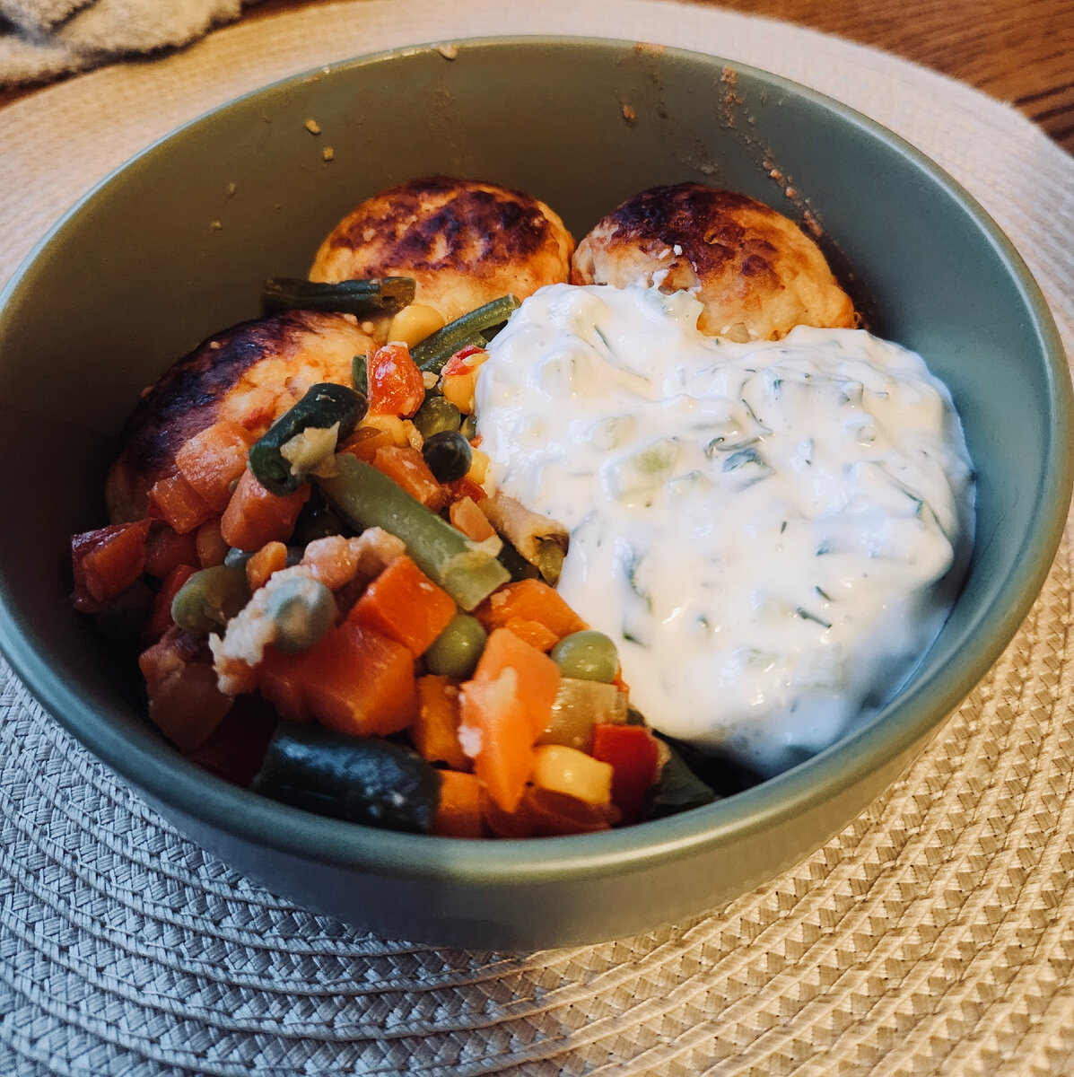 Котлетки из курогрудки, мексиканская смесь овощей и соус