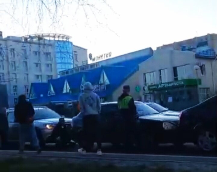    В столице Югры пять автомобилей собрались в «паровозик»