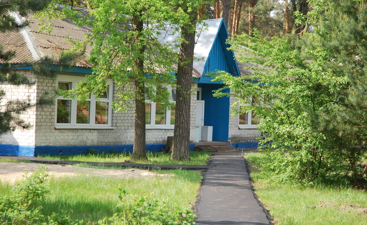 Корпуса моего советского лагеря живы до сих пор. Только асфальт появился, раньше были тропинки.