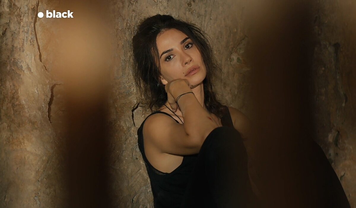 Зейнеп из сериала "Не для записи" 