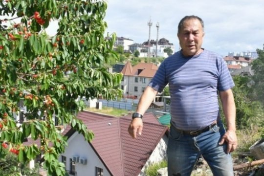    Хозяин опасается, что там же может оказаться и его дом.Зивай Азмиев живет на улице Пограничной в Мысхако уже около 20 лет.