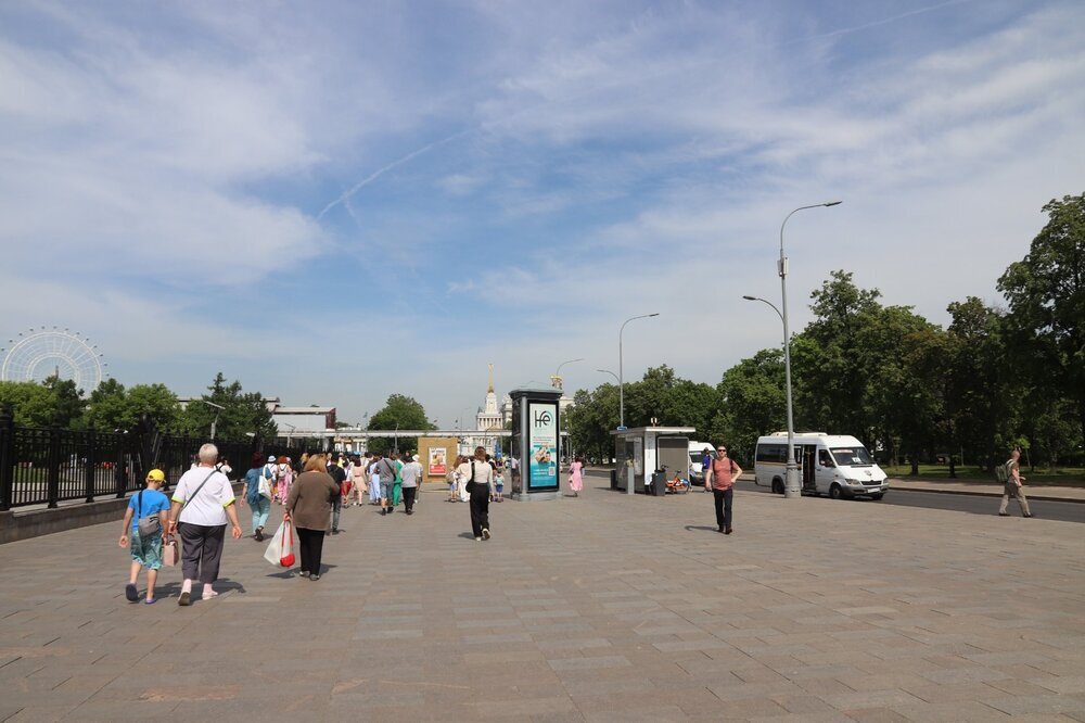 До главного входа на ВДНХ прошли от метро по 1-ому Поперечному проезду.