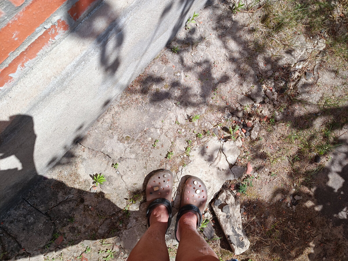 Это вроде как отмостка, то, что от неё осталось.