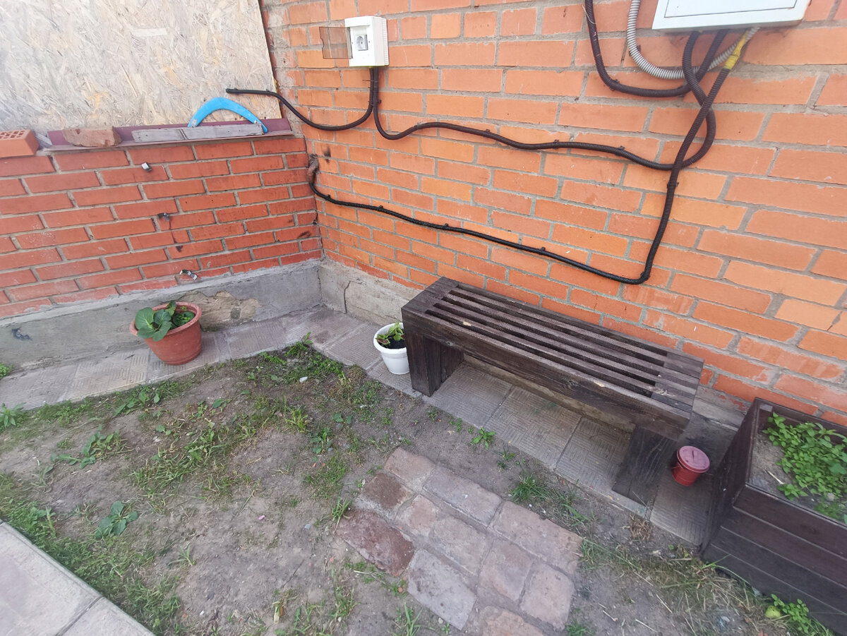 Здесь в углу когда-нибудь появится клумба для теневых растений - когда закончится эпопея с восстановлением веранды - и получится еще один приятный уголок