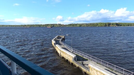 Выход теплохода из верхнего шлюза Горьковского водохранилища