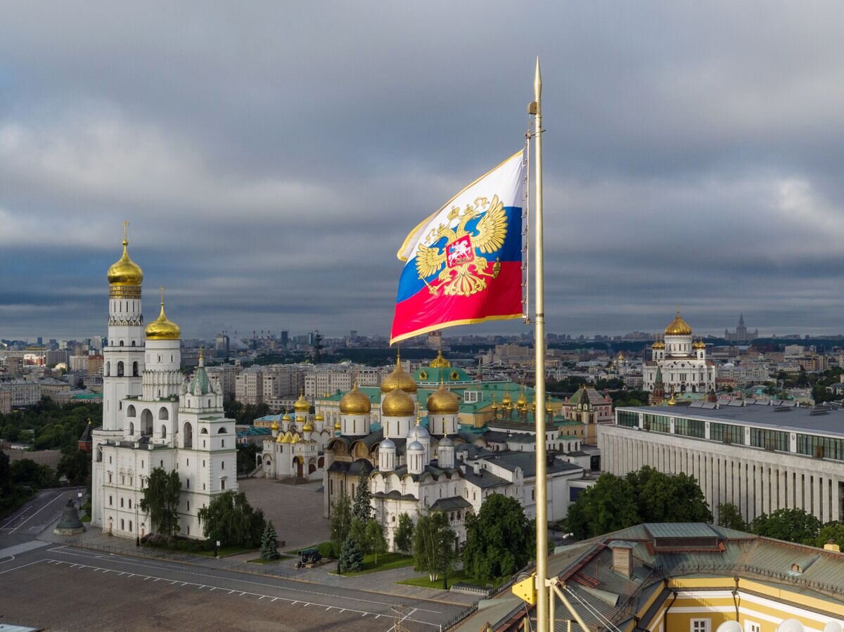    Президентский штандарт в Московском Кремле© РИА Новости / Алексей Дружинин