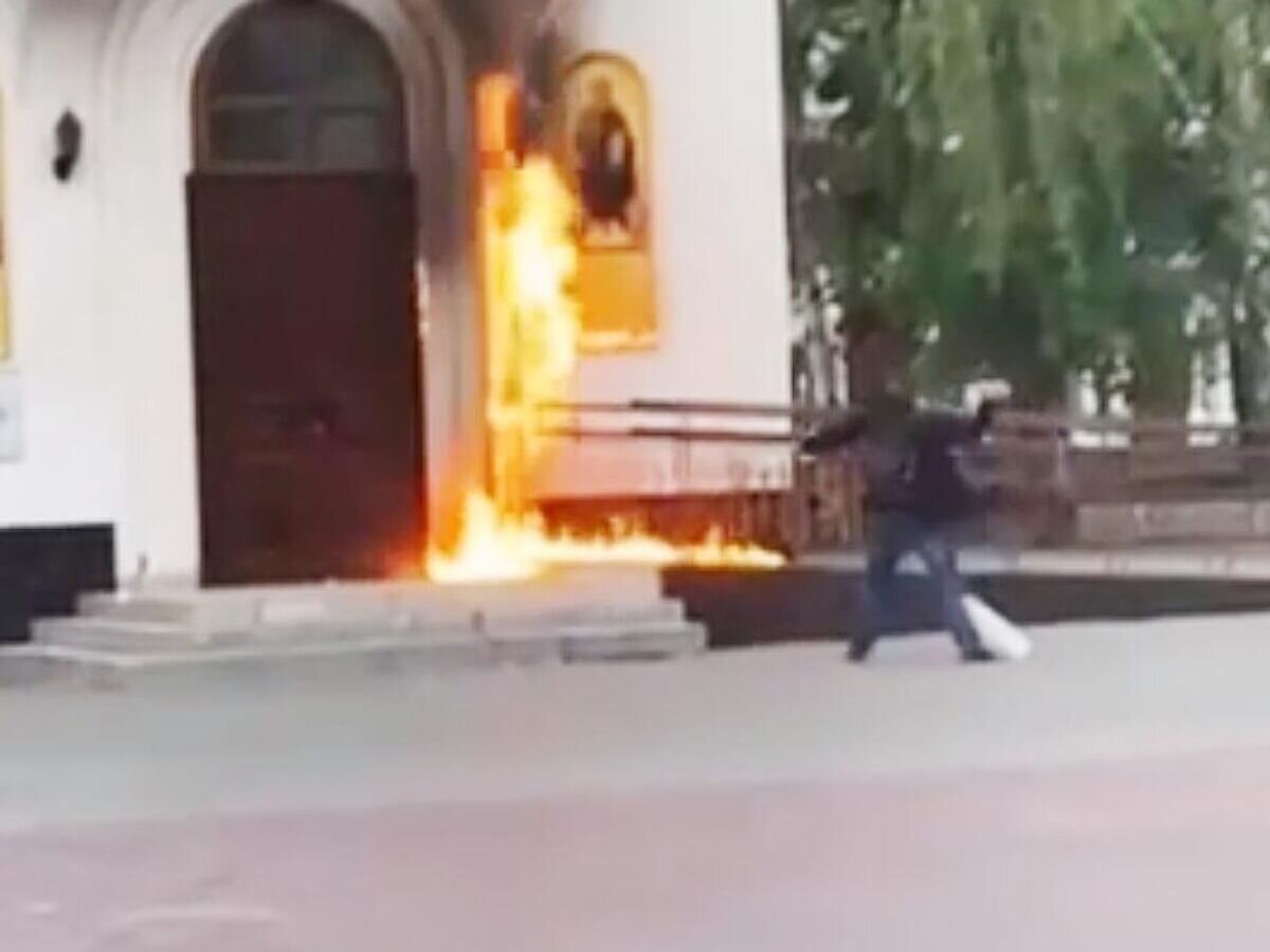    Попытка поджога храма в Тюмени© Кадр видео очевидца