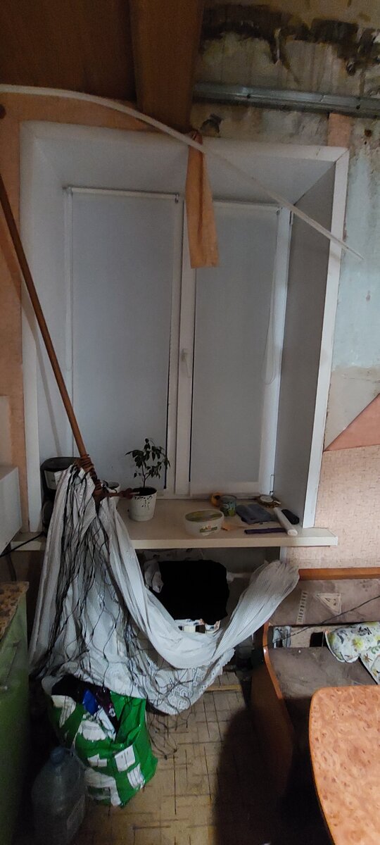 Открываешь квартиру, а тут такое. Вот обои, что отклеились предлагали заменить, что держатся - оставить. Держатся ведь!