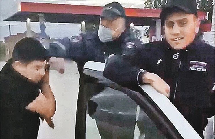 Гаишник отталкивает Векила, когда тот пытается отбить своего товарища. 