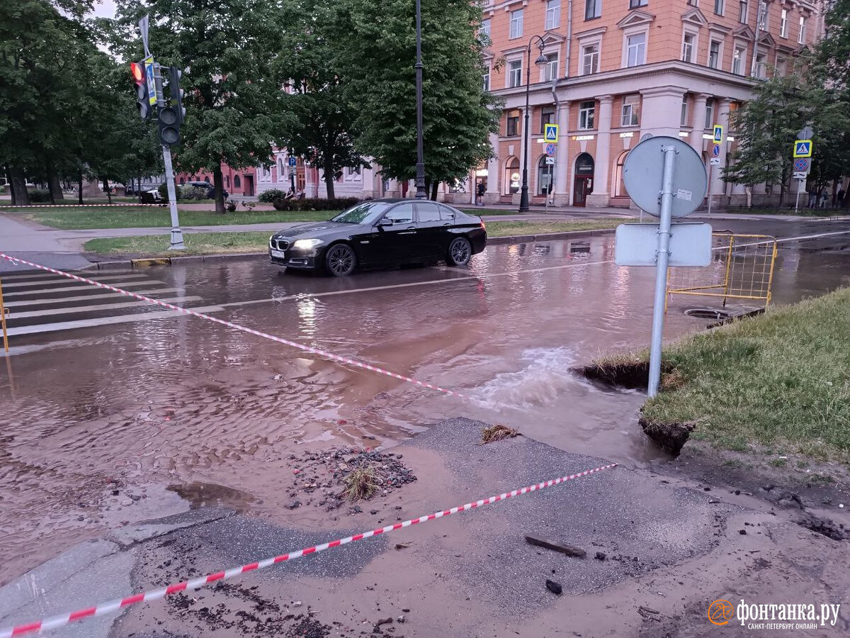 Перекрёсток на Васильевском острове в Петербурге ушёл под воду вечером 3  июня. Читайте на 