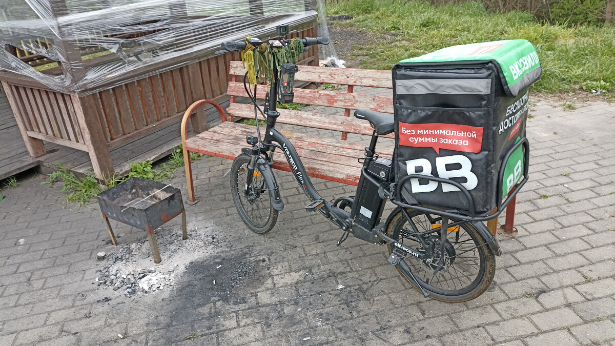 Огромная вкусвилловская сумка на задний багажник