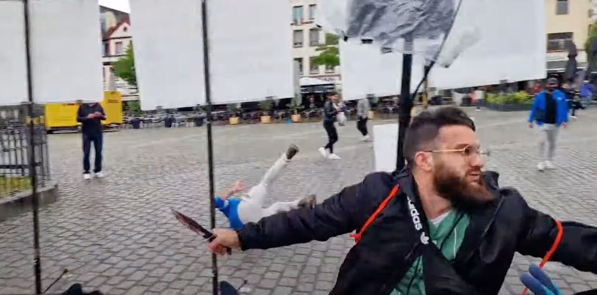 Эххх! Размахнись плечо мигрантское, разлетись вокруг тела гражданские... 