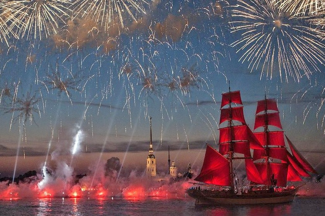 ⛵🌇 Наслаждайтесь моментом, запоминайте каждую минуту этой волшебной ночи и встречайте рассвет вместе с алыми парусами!