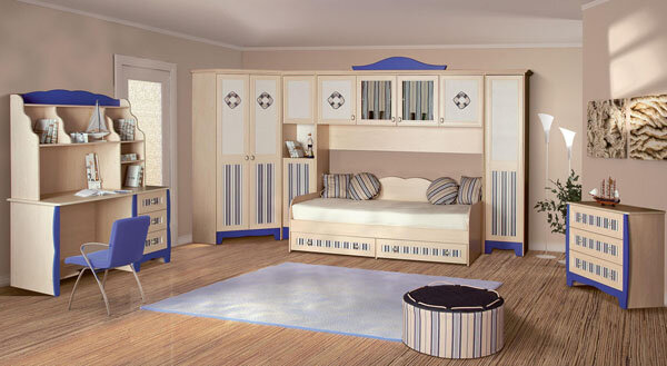 У младшего сына вот такой стол - ну оооочень вместительный. Можно было бы что-то похожее подобрать. 