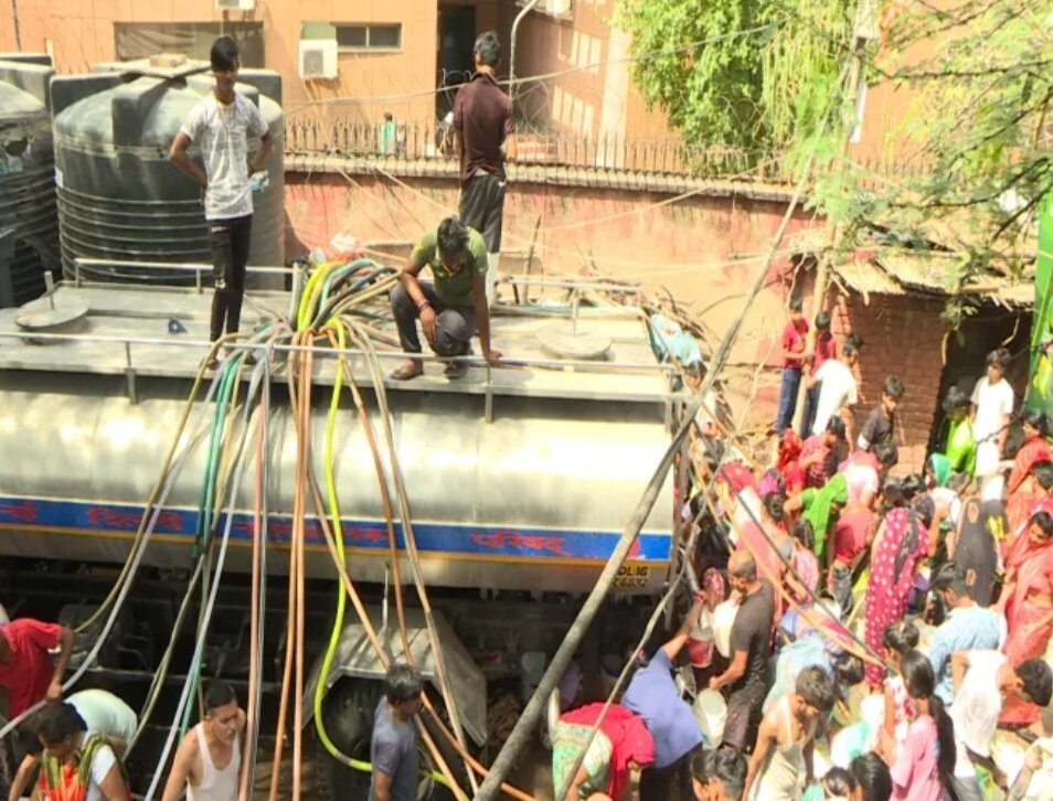 Жители района Чанакьяпури в Дели карабкаются за водой в условиях палящей жары. Фото CNN.