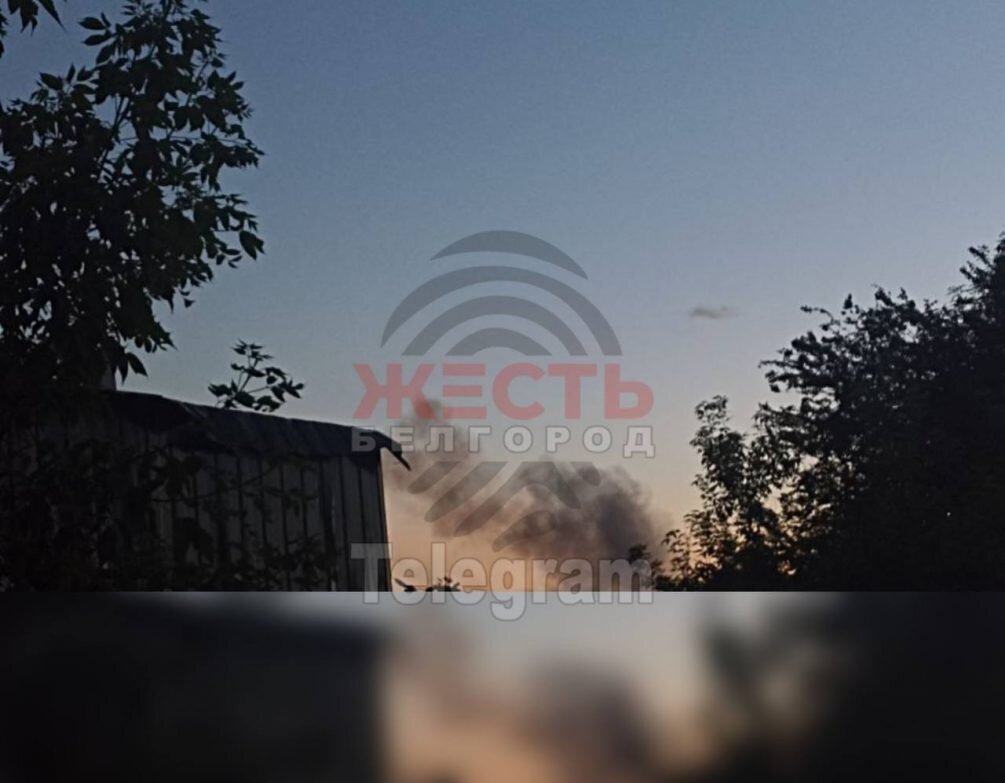    После удара ВСУ в Белгородской области виден дым.