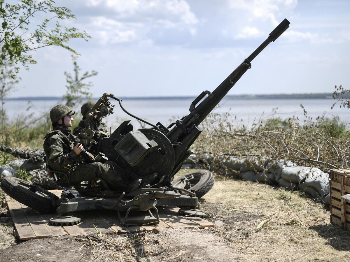    Расчёт зенитной установки ЗУ-23-2 регулярно отрабатывает оперативные действия по отражению атаки с воздуха на берегах Каховского водохранилища© РИА Новости / Константин Михальчевский