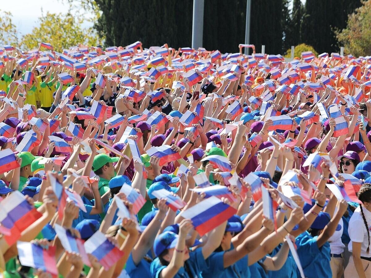    Участники акции, посвященной Дню воссоединения ДНР, ЛНР, Запорожской и Херсонской областей с РФ, на территории Международного детского центра "Артек" в Крыму© РИА Новости / Пресс-служба МДЦ "Артек"