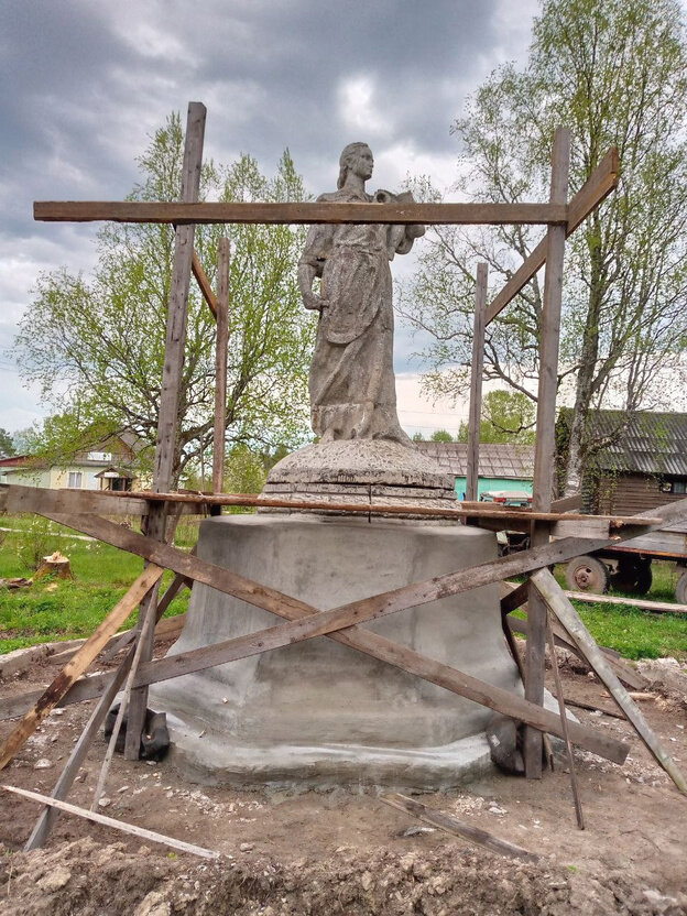    В Опарино отреставрировали статую «Символ материнства»