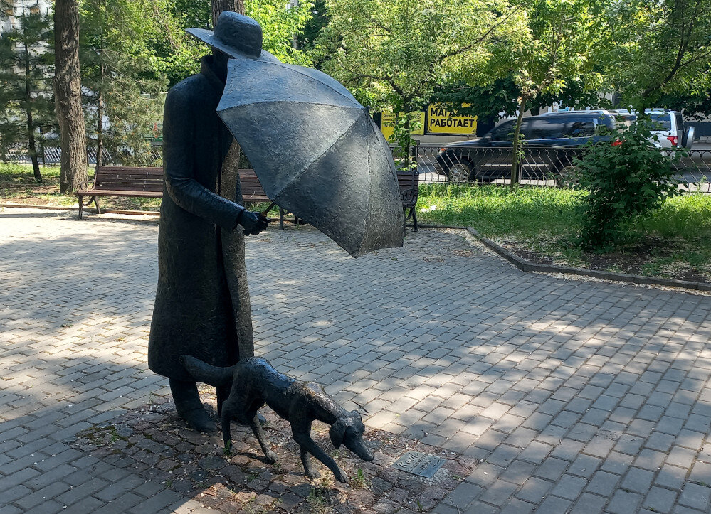 Скульптурная композиция «Друг» в Донецке. 2014 Автор Равиль Акмаев. Фото 2024 года 
