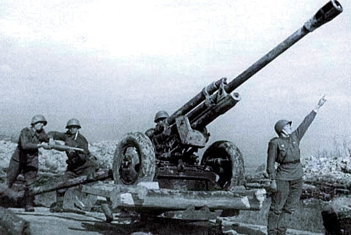 Расчет 152-мм гаубицы-пушки обр. 1937 г.