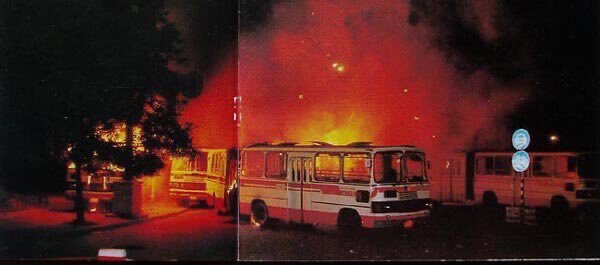 Сожжённые "студентами" автобусы, на которых привозили военных для оцепления площади.