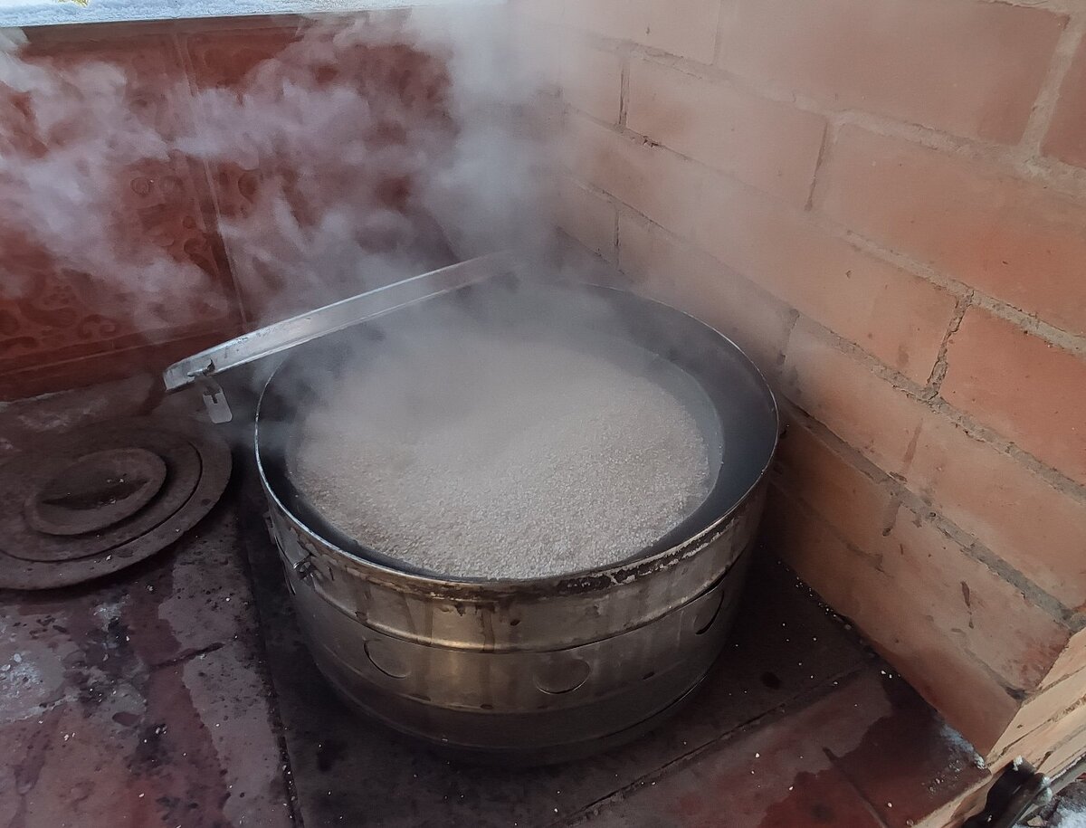 Ячневая крупа в течение двух часов коптится на торфе 