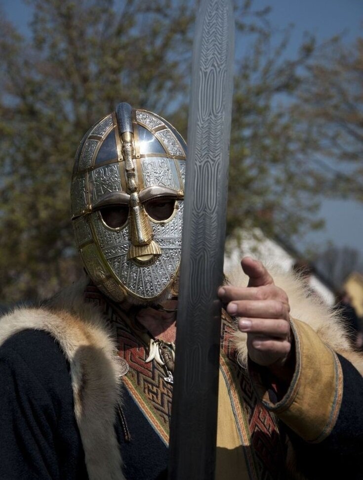 Военный вождь как-бы спрашивает: "А есть у тебя щит и копье"?