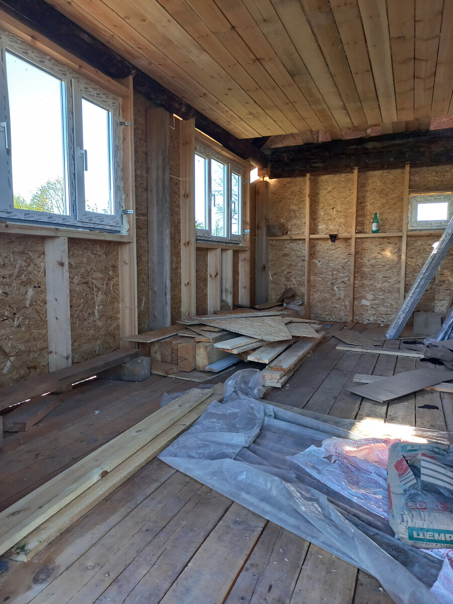 маленькое окно - для будущего туалета...