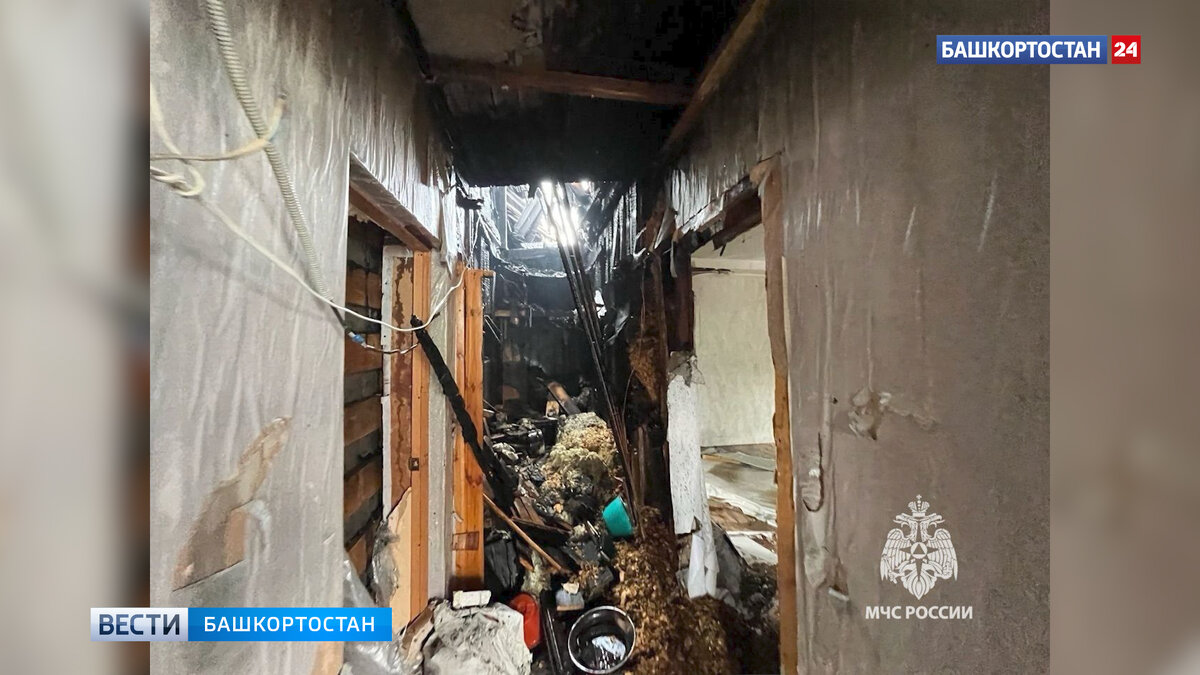    В Башкирии горит дом многодетной семьи: пострадали двое