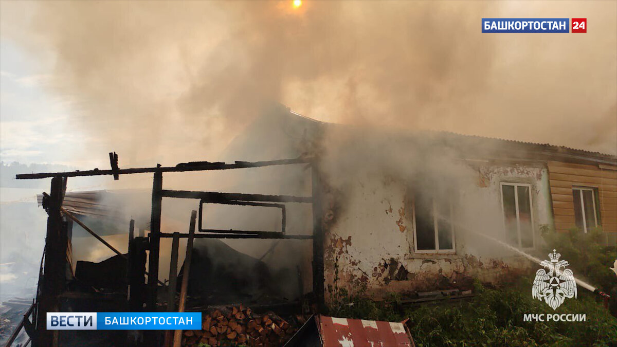    В Башкирии горит дом многодетной семьи: пострадали двое