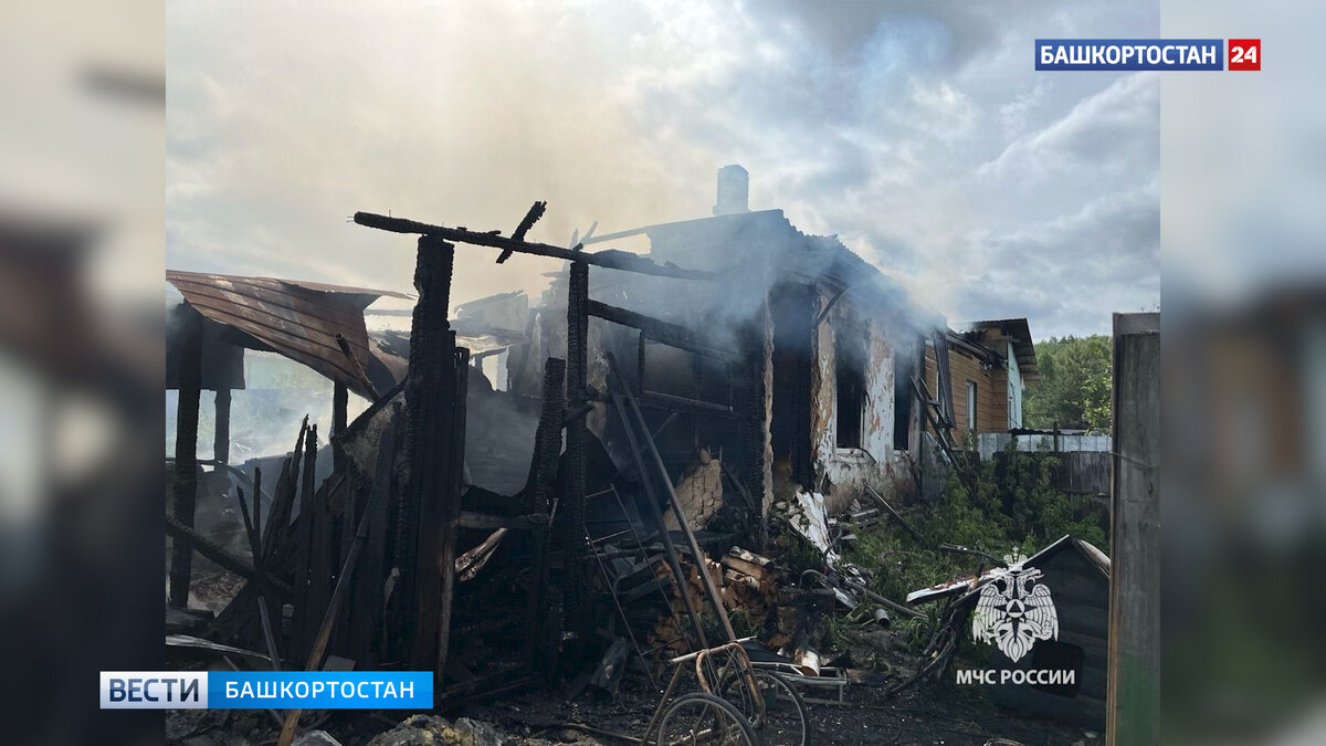    В Башкирии горит дом многодетной семьи: пострадали двое