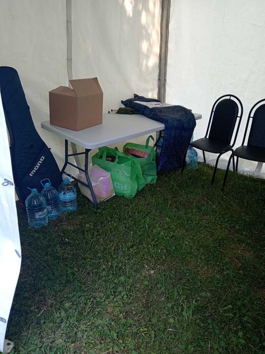 Маленькие 0,5 воды нужно прятать, а то каждый думает, что если он возьмёт одну - ни чего не произойдёт. И так каждый 😁