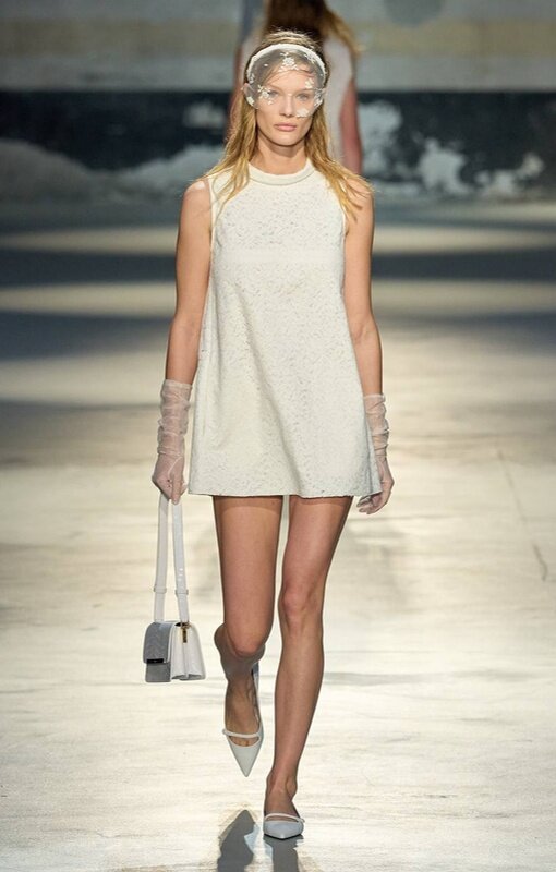 Как и прежде, лето 2024 года снова подтверждает статус мини-платьев как неотъемлемой части женского гардероба