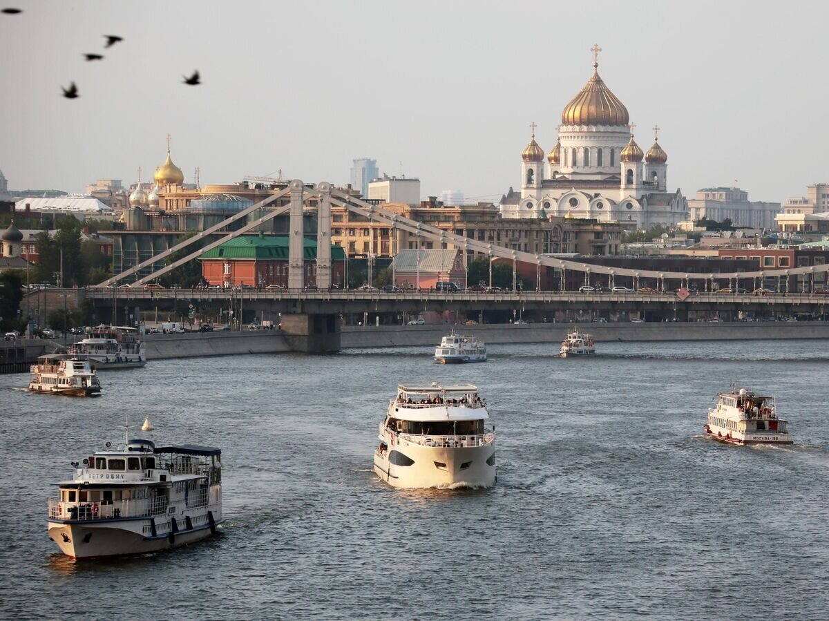    Отдыхающие на прогулочных теплоходах на Москва-реке у Крымского моста в Москве© РИА Новости / Виталий Белоусов