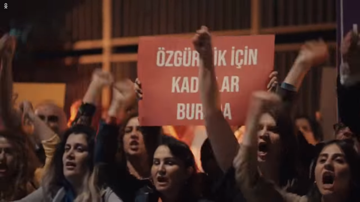 Стоп-кадр сериала «Красные бутоны»