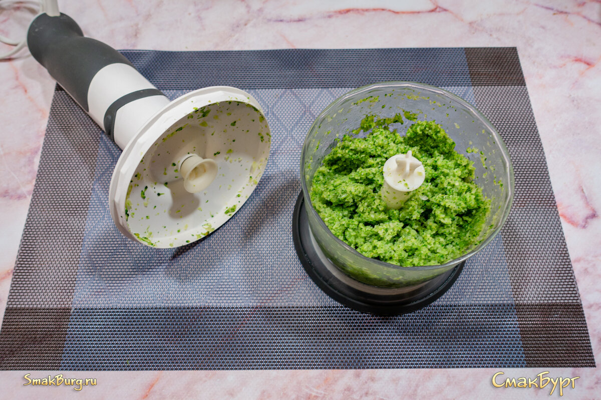 Сперва замешиваем зеленую основу нашей закуски. А потом! Приступаем к её непосредственной сборке.