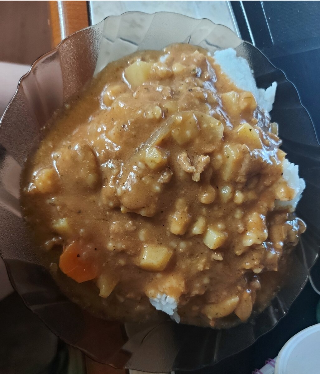 Был у нас забавный случай то ли прошлым, то ли позапрошлым летом. Ребёнок готовил рис, но был не особо в теме его (риса) поведения. Получилось очень вкусно и ооочень много. Я этот рис ела дней 5 подряд, чтоб не выбрасывать 😁😁😁